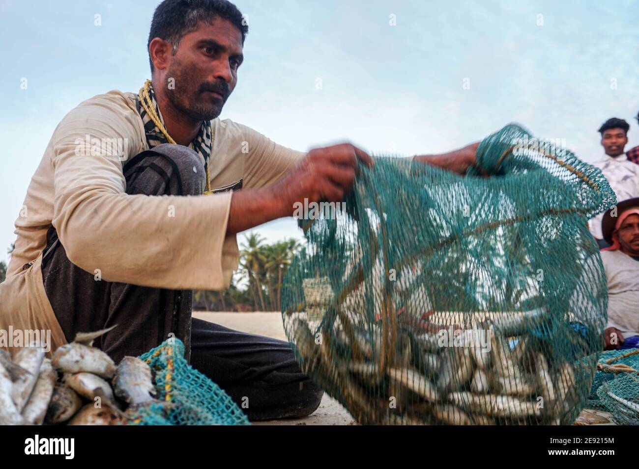 Udupi,Karnataka, Indien - Dezember 6,2020 : das Leben am Ufer Geschichten der Fischer Stockfoto