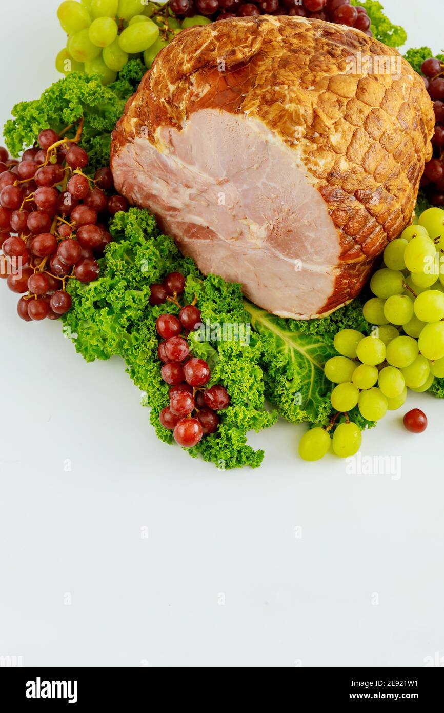 Vollschinken mit frischem Obst. Gesunde Ernährung. Osteressen. Stockfoto