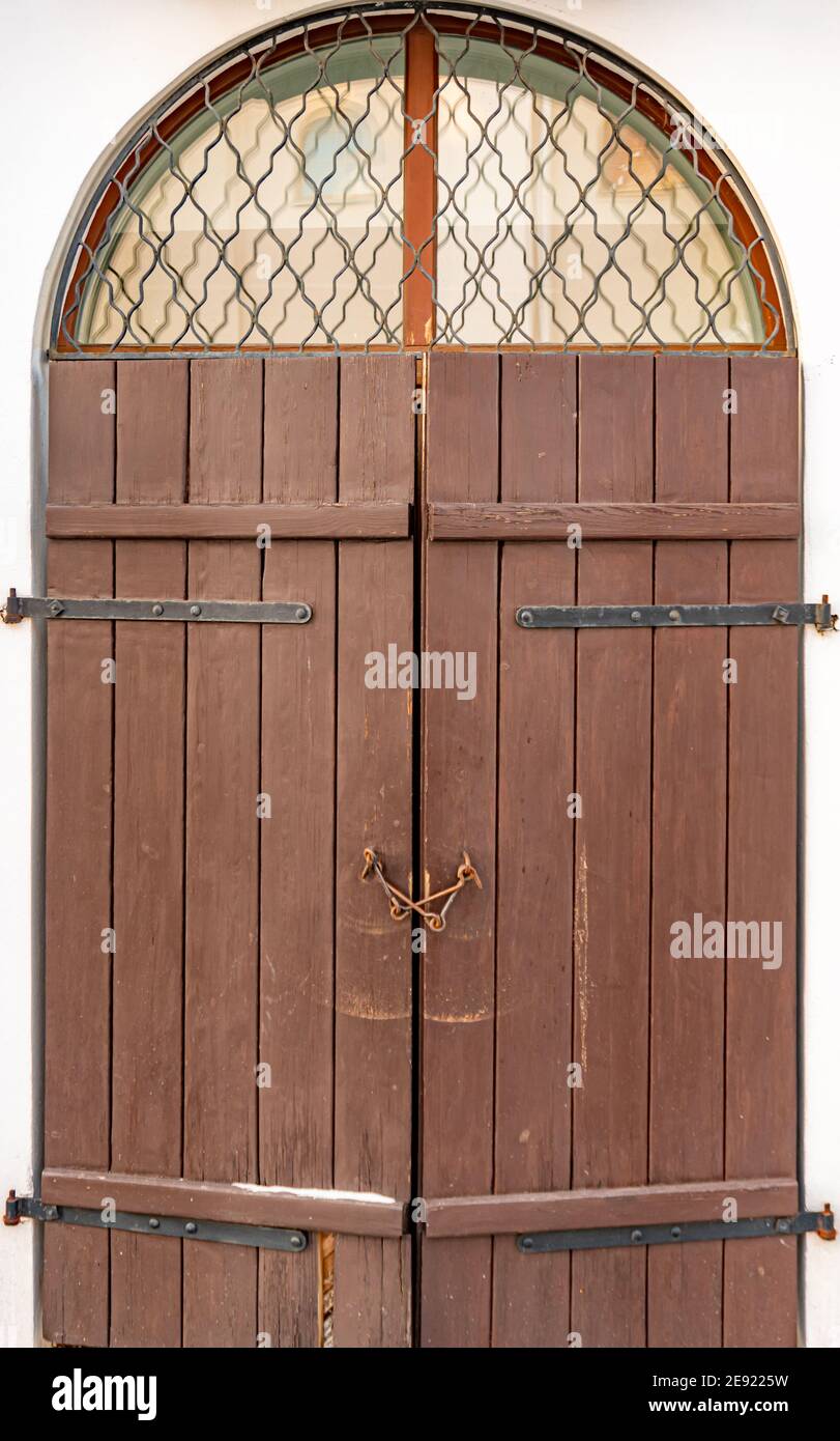 Antike braune Holztür mit Haken und Vorhängen Stockfoto