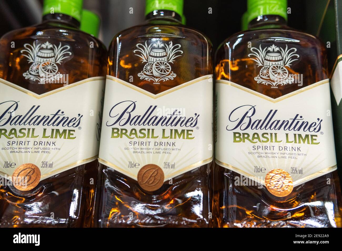 Tjumen, Russland-31. Januar 2021: ballantines Whiskey Brasil lime. Selektiver Fokus auf die Regale des Hypermarktes Stockfoto
