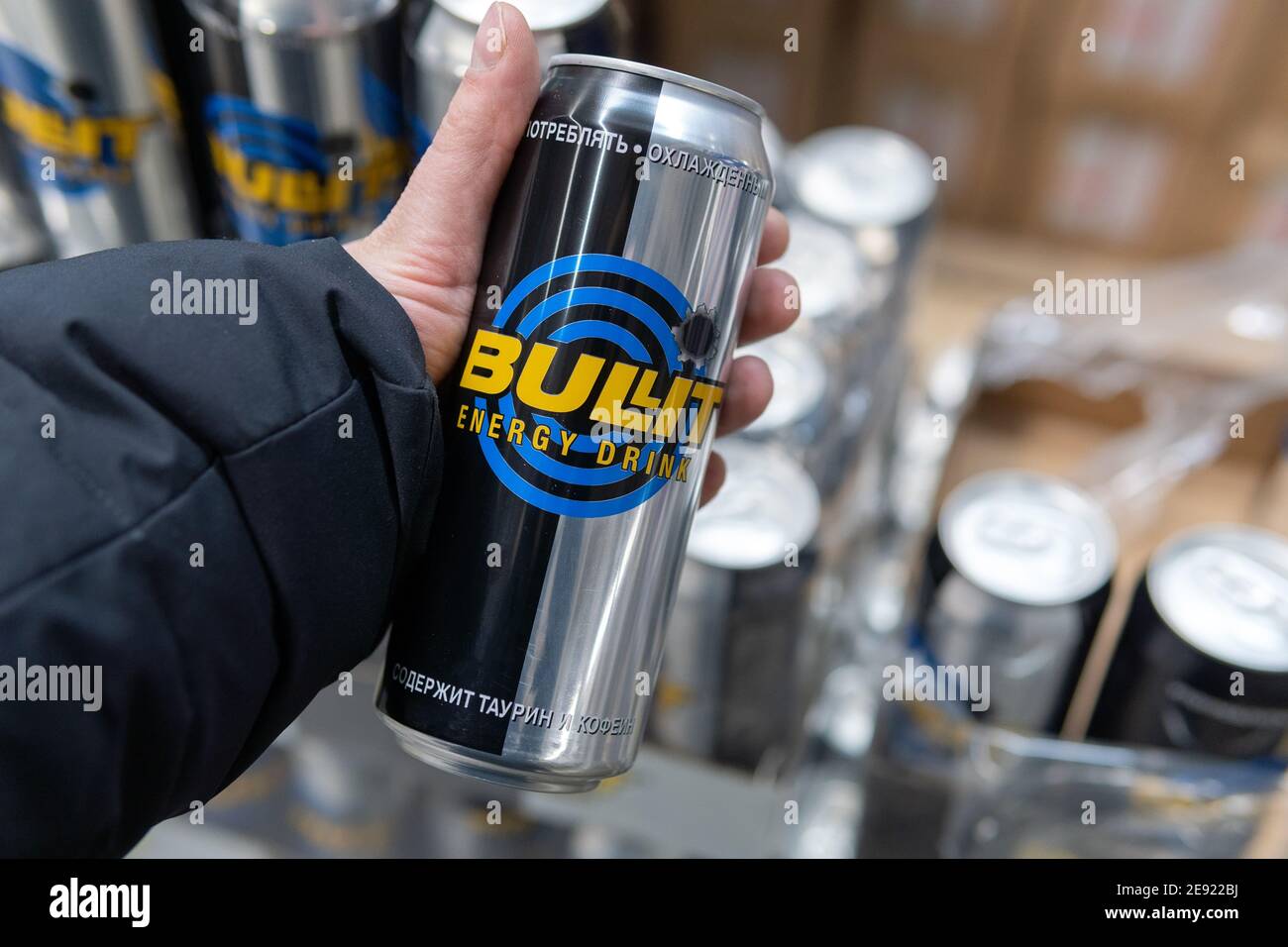 Tjumen, Russland-31. Januar 2021: Aluminiumdose von Bullet. In der Hand eines Kunden in einem Hypermarkt Stockfoto