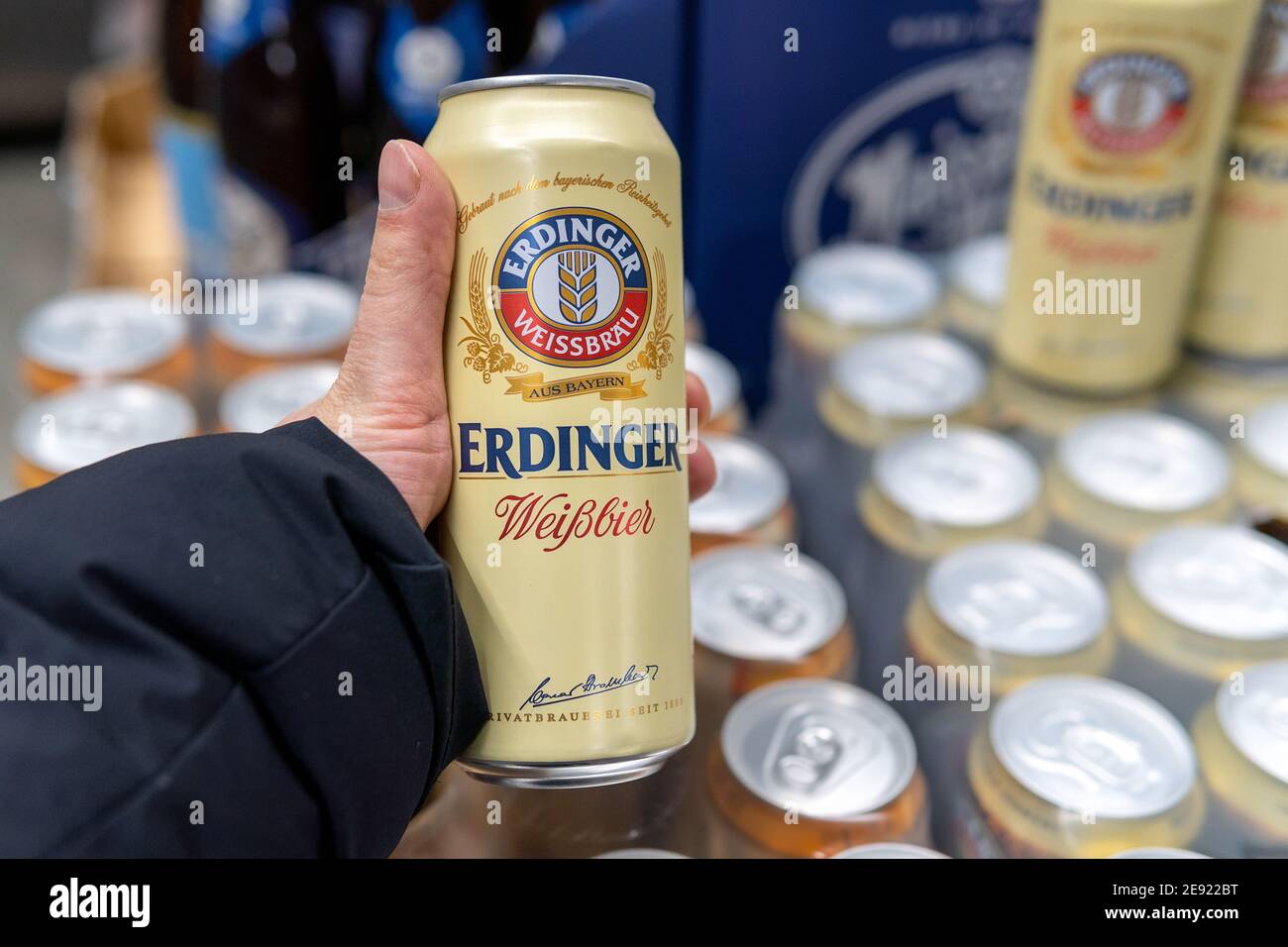 Tjumen, Russland-31. Januar 2021: Erdinger, ein beliebtes deutsches Weizenbier. In den Regalen eines Hypermarktes Stockfoto