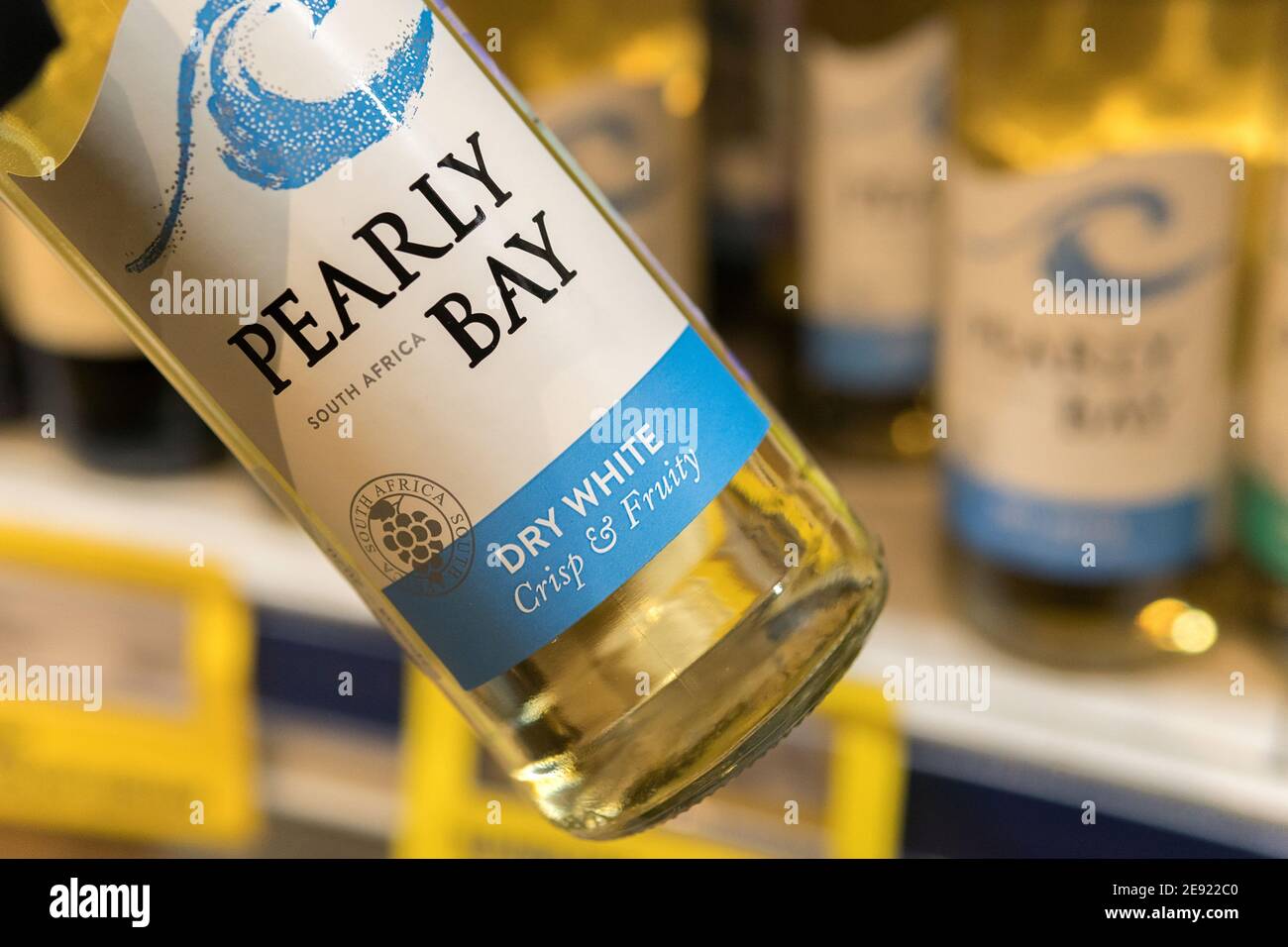 Tjumen, Russland-31. Januar 2021: Pearly Bay Dry Wein wird von der südafrikanischen Firma KWV hergestellt Stockfoto