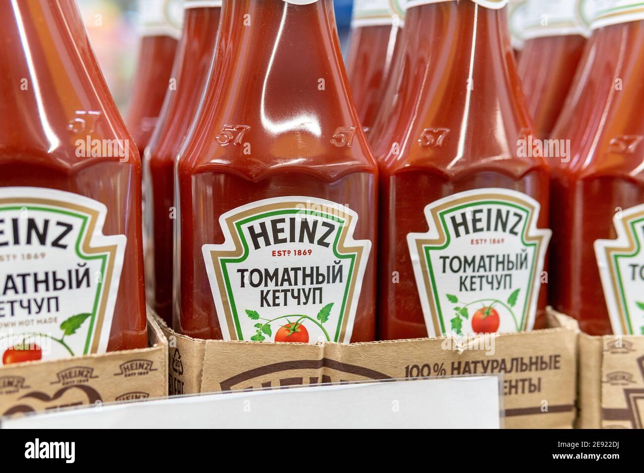 Tjumen, Russland-31. Januar 2021: Heinz Tomato Ketchup ist eine Marke von Ketchup, die von der Firma H. J. Heinz produziert wird Stockfoto