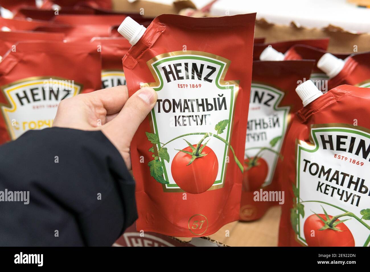 Tjumen, Russland-31. Januar 2021: Heinz Tomatenketchup auf dem russischen Hypermarkt. Hergestellt von H.J. Heinz Company Stockfoto