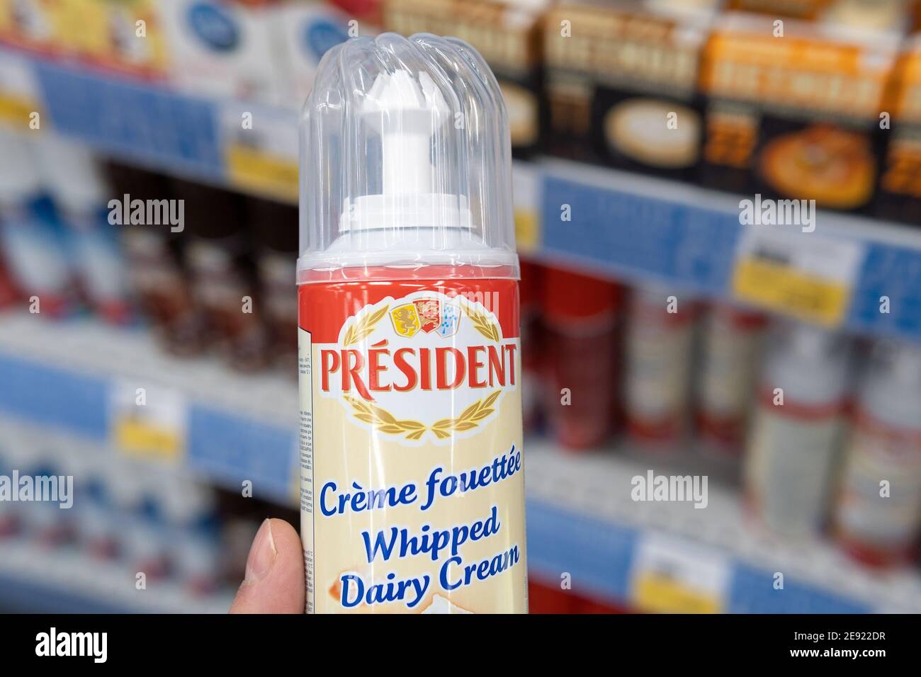 Tjumen, Russland-Januar 31, 2021: Präsident Schlagsahne. Verkauf im Supermarkt Stockfoto