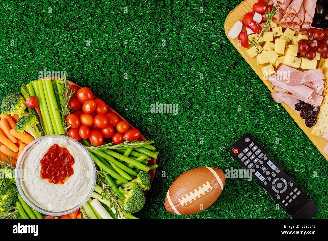 Partytisch mit Essen und Trinken zum Anschauen eines amerikanischen Fußballspiels. Stockfoto