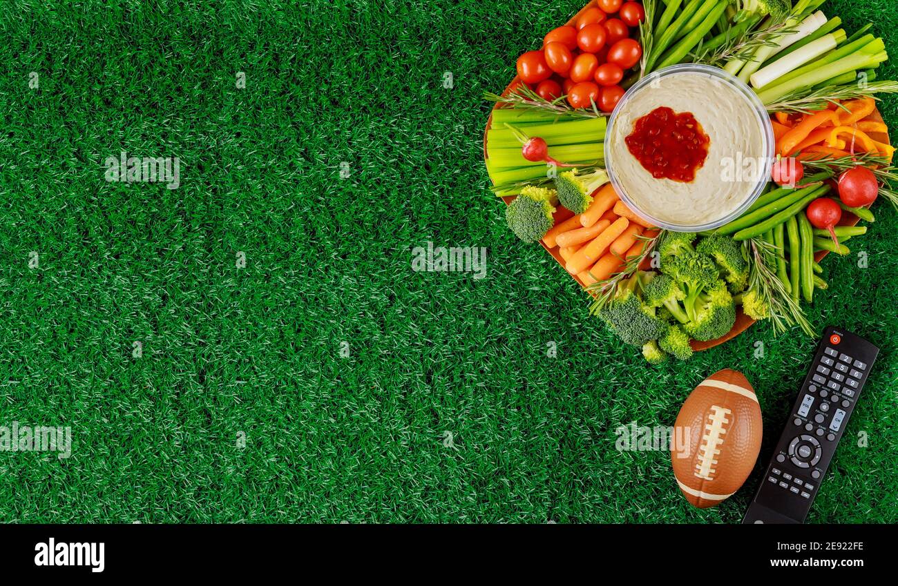 Bunte Gemüse Platte mit Fußball für american Football Spiel Party. Draufsicht, Kopierbereich. Stockfoto