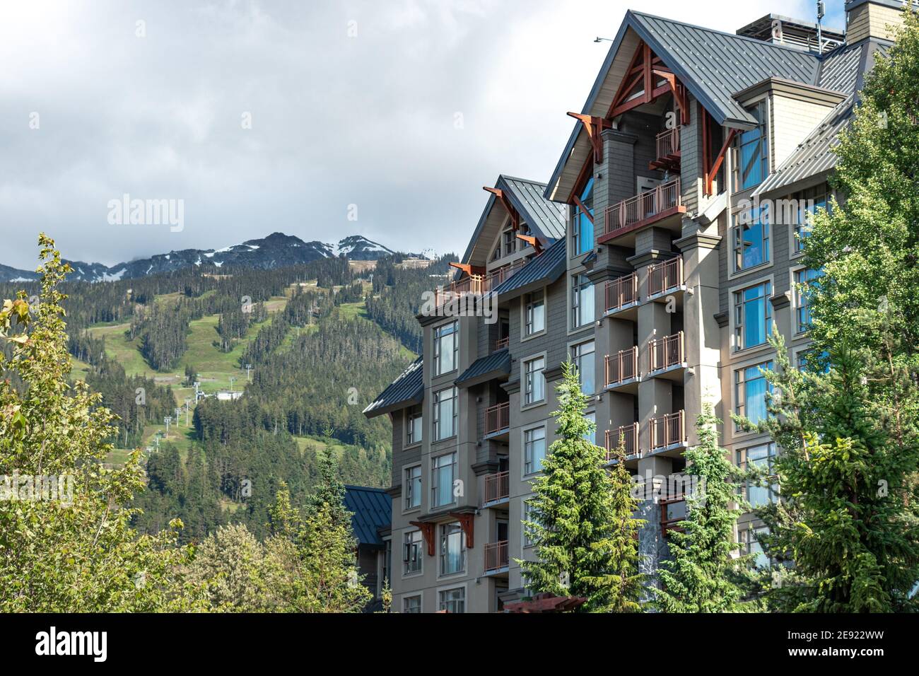 Whistler, Kanada - Juli 5,2020: Blick auf das Westin Resort Spa Hotel in Whistler Village an einem sonnigen Tag Stockfoto