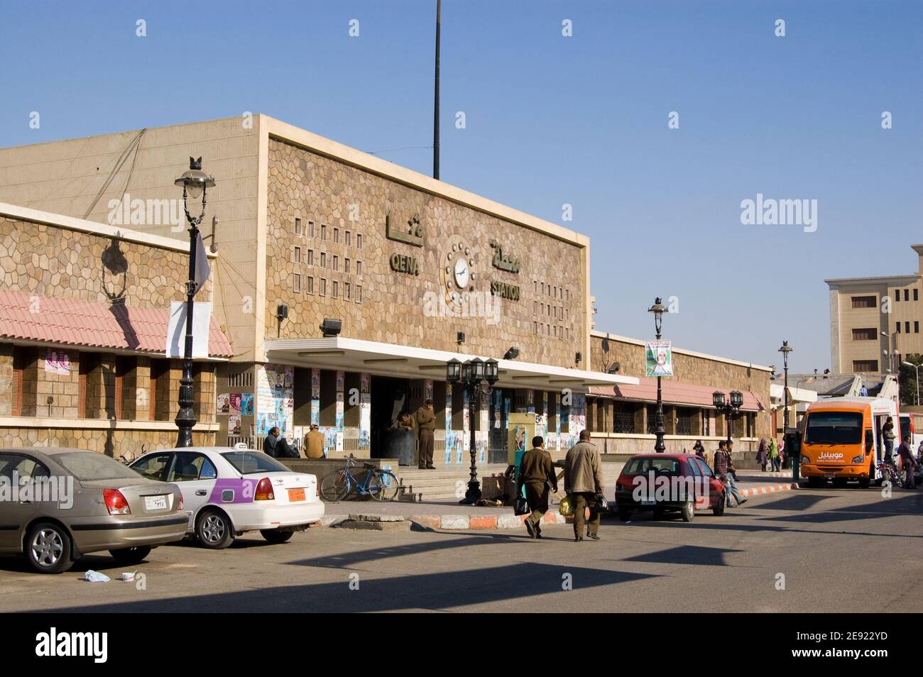 QENA, ÄGYPTEN - JANUAR 4: Pendler und Sicherheitspersonal am Bahnhof, Qena am 4 2012. Januar. Die Stadt ist im Zentrum der Kontroverse Ove Stockfoto