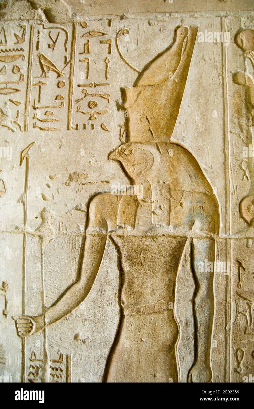 Altägyptisches Flachrelief des Falken, der Gott Horus leitete. Ptolemäischer Tempel in Deir el Medina in Luxor, Ägypten. Antiker Tempel, über 2000 Jahre alt. Stockfoto