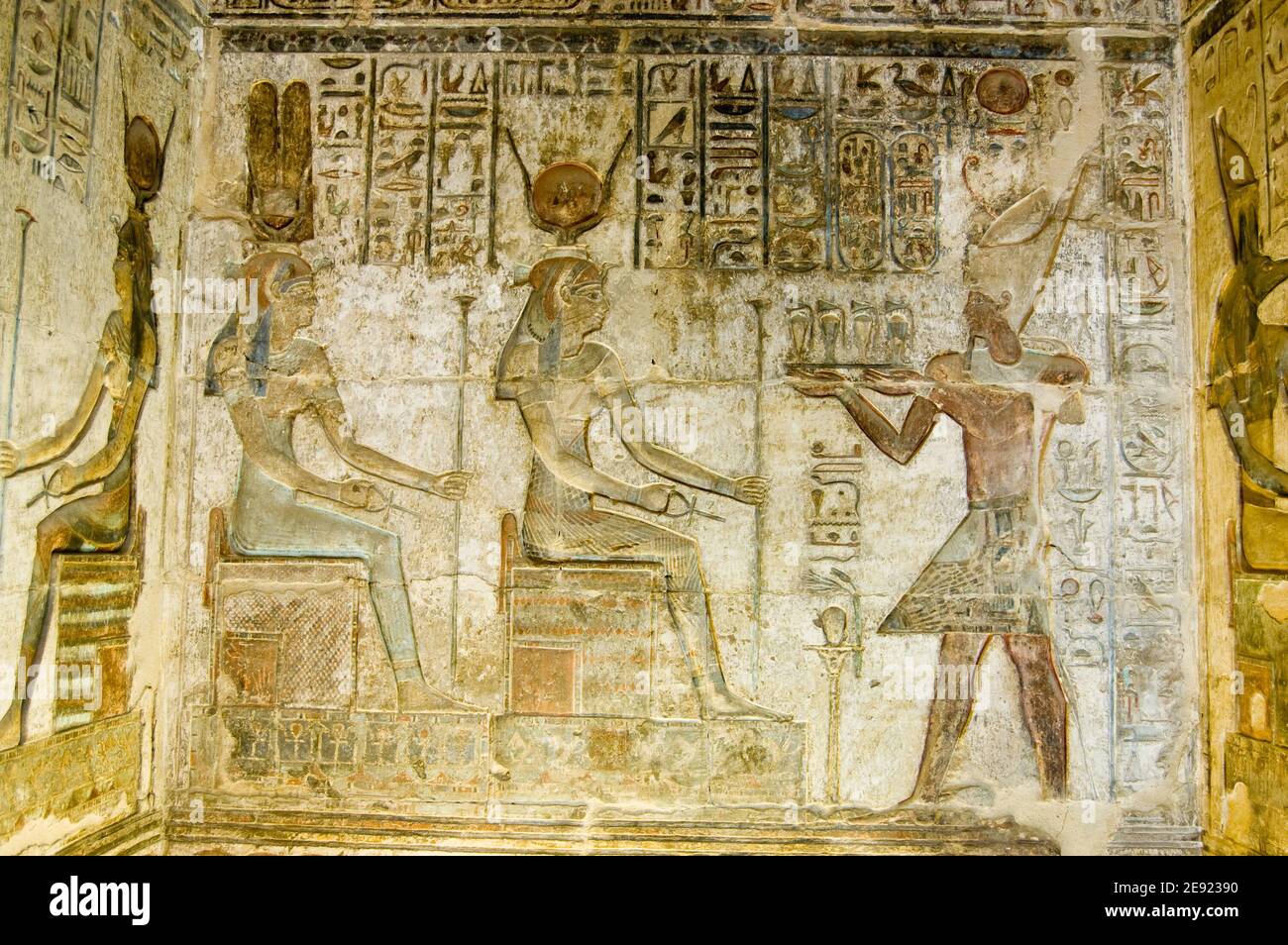 Alte ägyptische farbige Bas Relief zeigt den Pharao Ptolemäus IV, die ein Angebot an die Göttinnen Hathor und Maat. Tempel in Deir el Medina, Ove Stockfoto