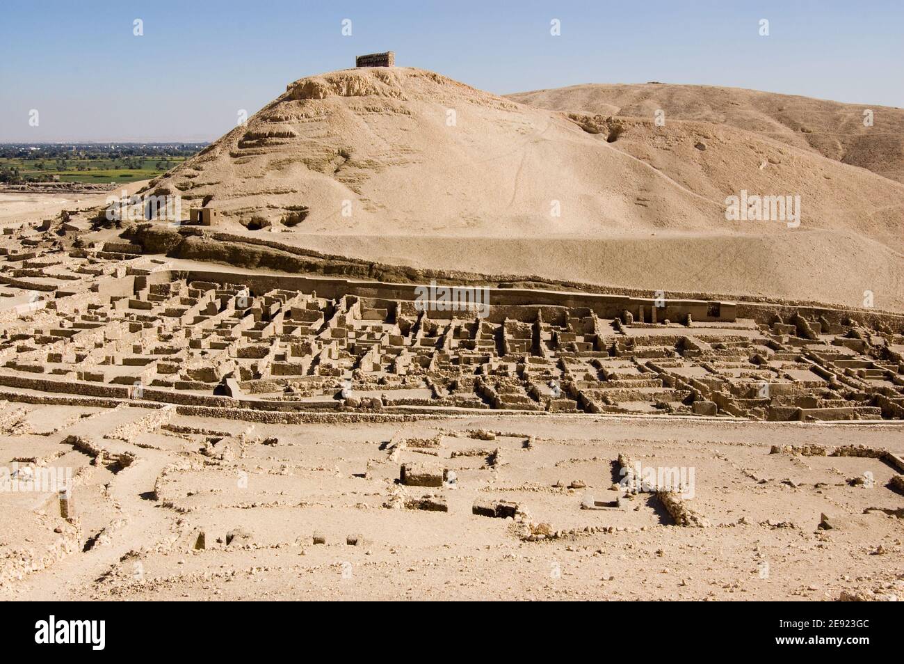 Die Ruinen des alten ägyptischen Arbeiterdorfes Deir el Medina am Westufer des Nils in Luxor, Ägypten. Alte Ruine, über 1000 Jahre alt. Stockfoto