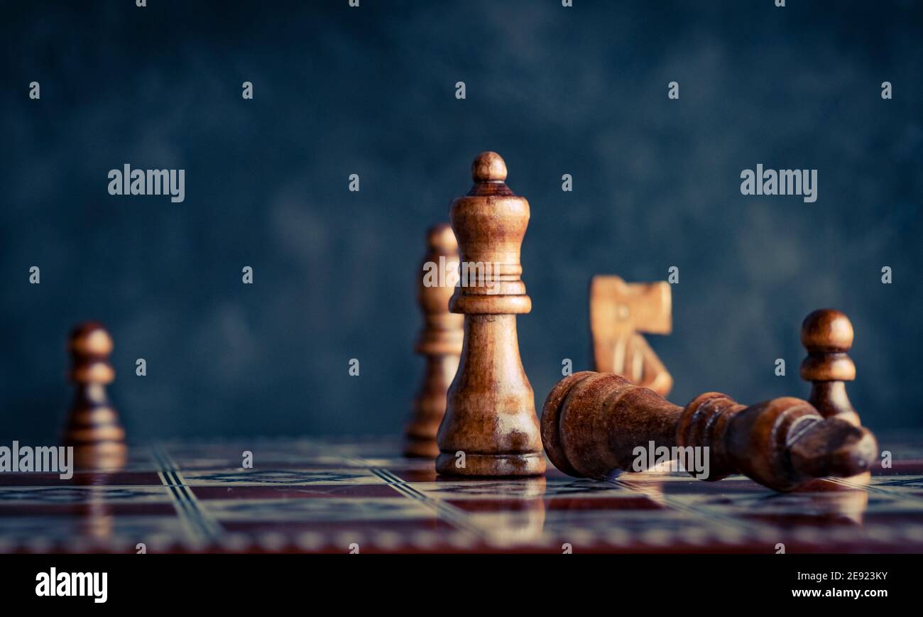 Figuren auf einem Schachbrett Stockfoto
