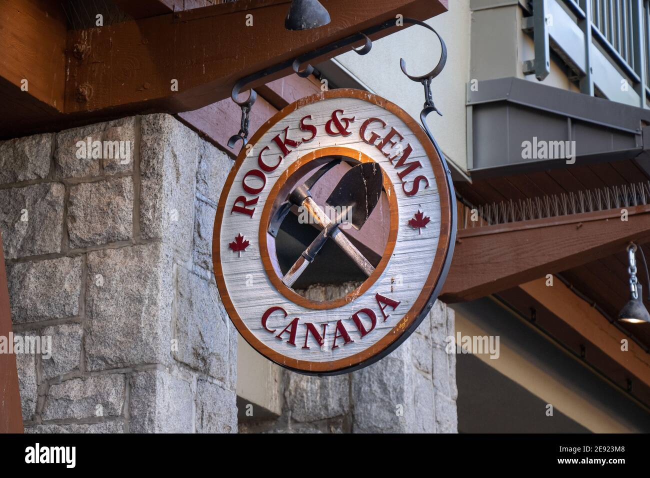 Whistler, Kanada - Juli 5,2020: Blick auf Sign Rock and Gems Store in Whistler Village Stockfoto