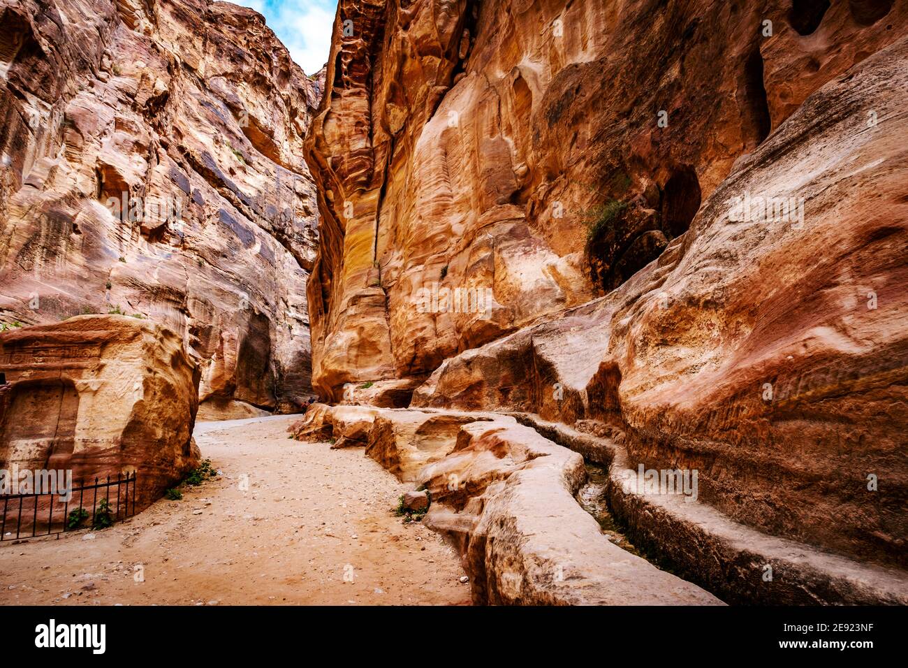 Die Siq, eine wundersame schmale Steingalerie im geheimnisvollen Petra, Jordanien Stockfoto