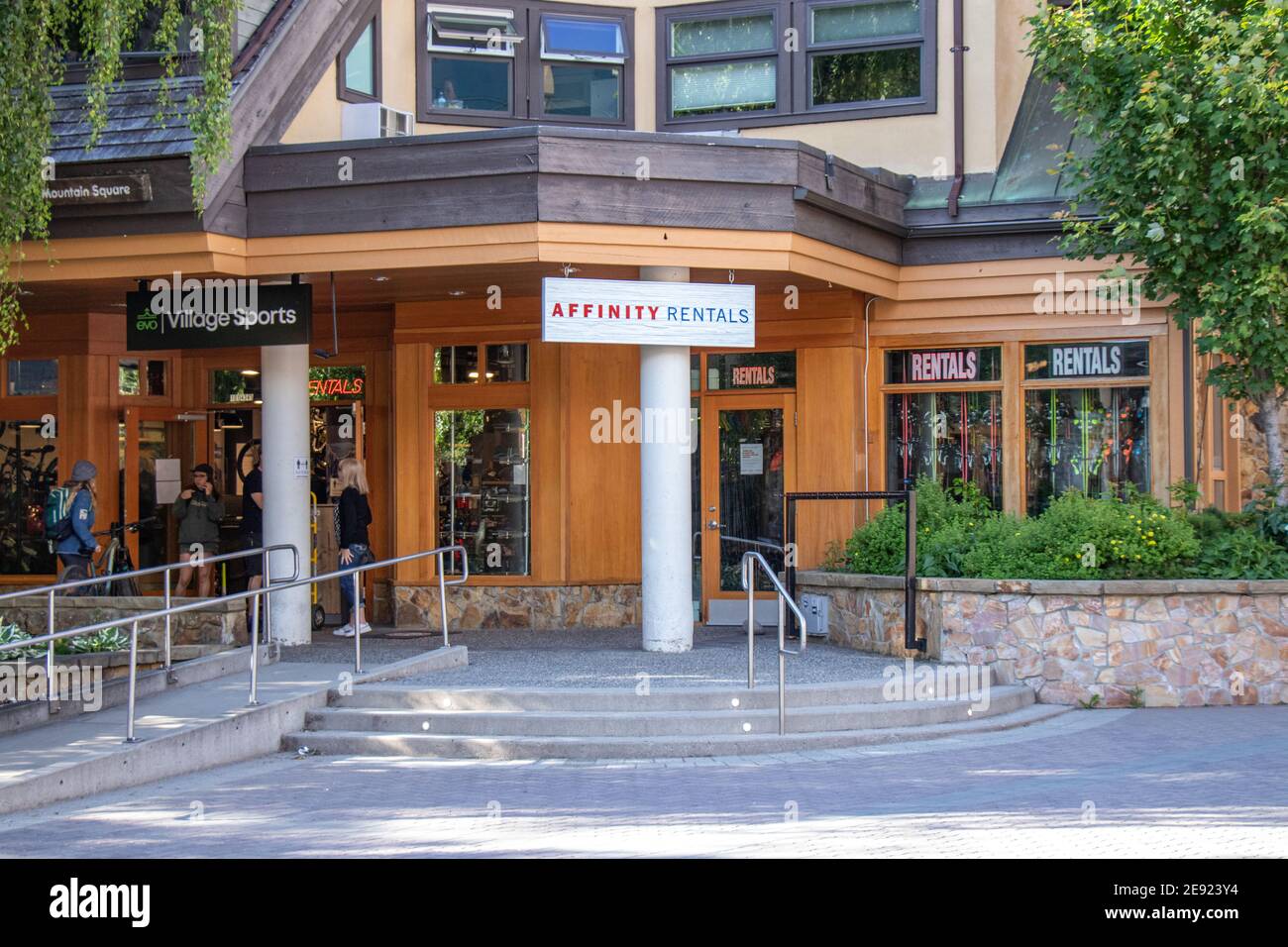 Whistler, Kanada - Juli 5,2020: Blick auf das Schild Affinity Rentals Store in Whistler Village Stockfoto