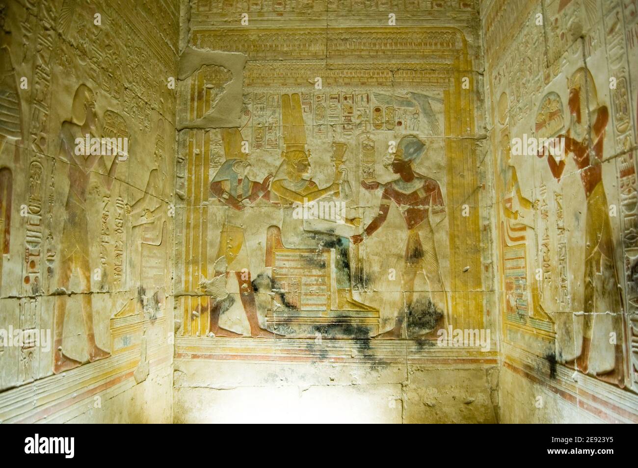 Blick auf eine Kapelle am Tempel zu Osiris bei Abydos in der Nähe von El Balyana. Der alte ägyptische Tempel zeigt den Pharao Seti I, der den Göttern Opfergaben darbringt. Stockfoto