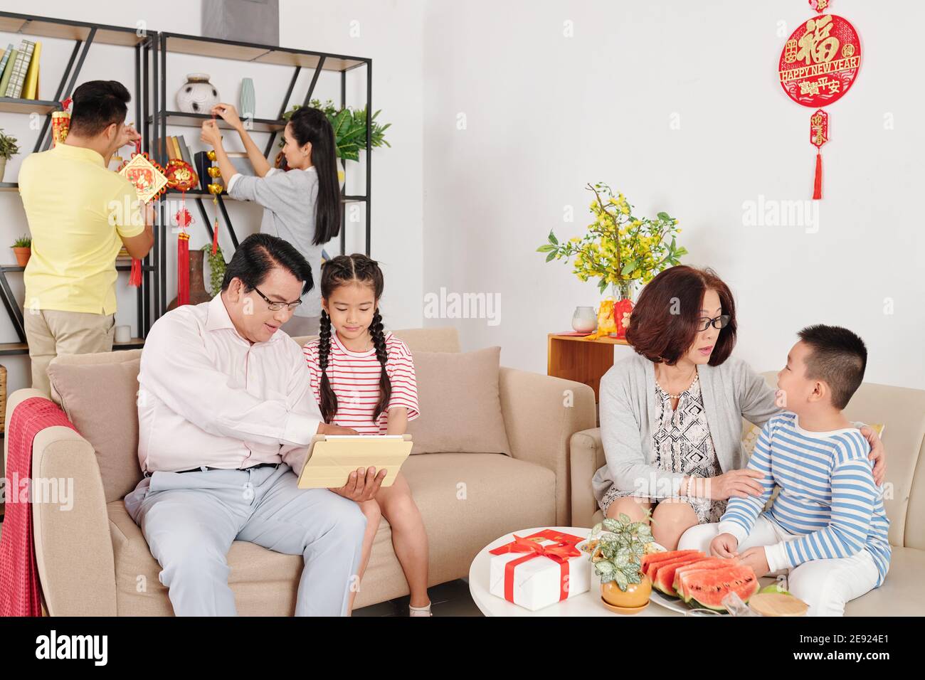 Familie feiert Chenese Neujahr Stockfoto