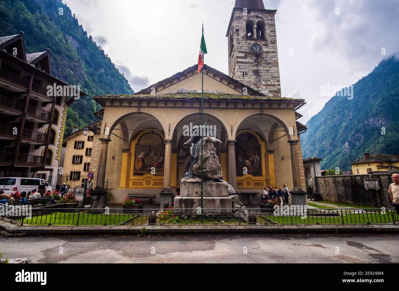 Alagna Valsesia, Italien - 22. August 2019: Italienische Flagge vor der Kirche in Alagna Valsesia Stockfoto