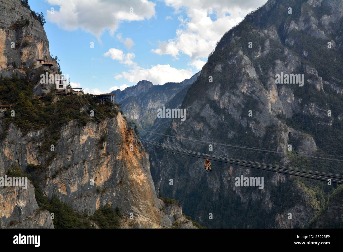 Echo Wand und die Cross Canyon Zipline in der BalaGezong landschaftlich schönen Gegend, Yunnan, China. Kann um den Berg gehen und die Linie zurück nehmen 800m bis. Stockfoto