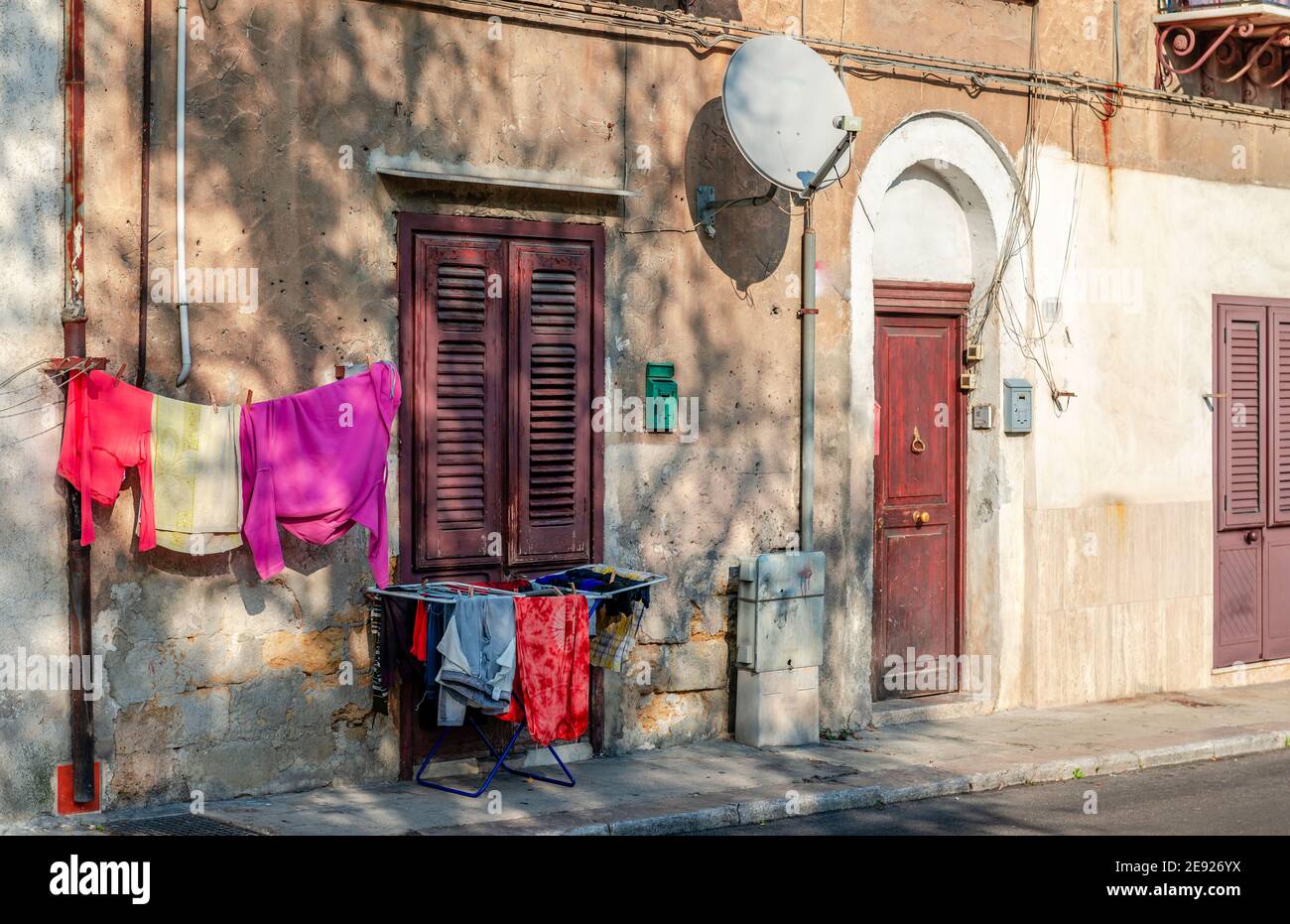 Blick auf ein altes Haus mit Waschküche auf dem Bürgersteig, in der Via Cappuccini, im Zentrum von Palermo, der Hauptstadt von Sizilien. Stockfoto