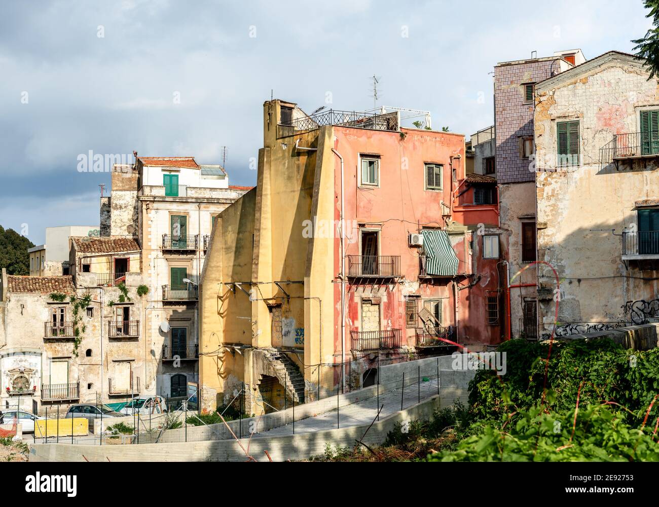 Blick auf alte und verlassene Gebäude im Zentrum der Hauptstadt von Sizilien. Foto von der Via Cappuccini. Stockfoto