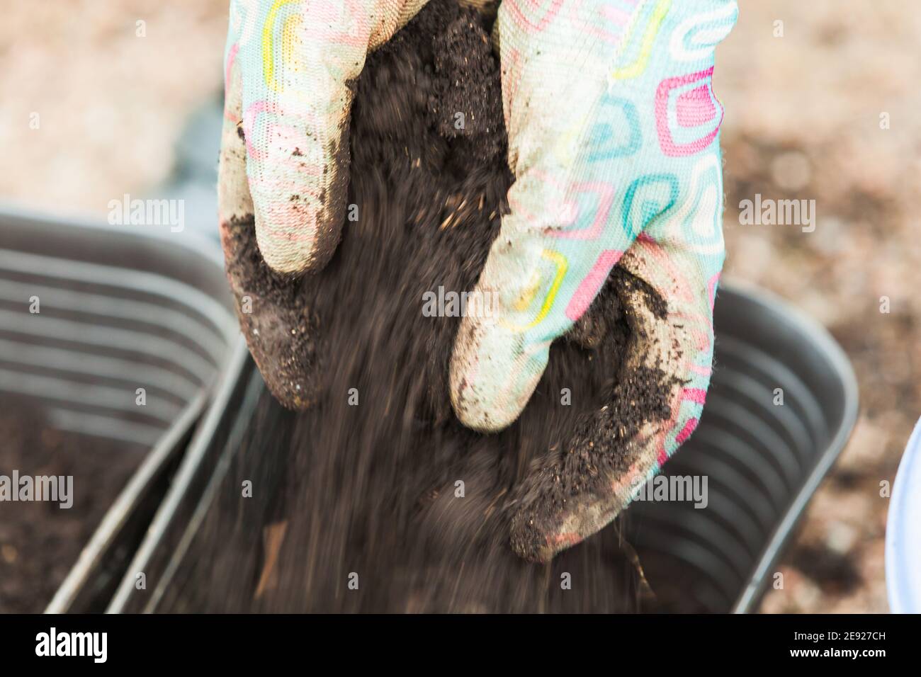 Gärtner Hände mit Erde, Nahaufnahme Foto mit Bewegungsunschärfe-Effekt Stockfoto