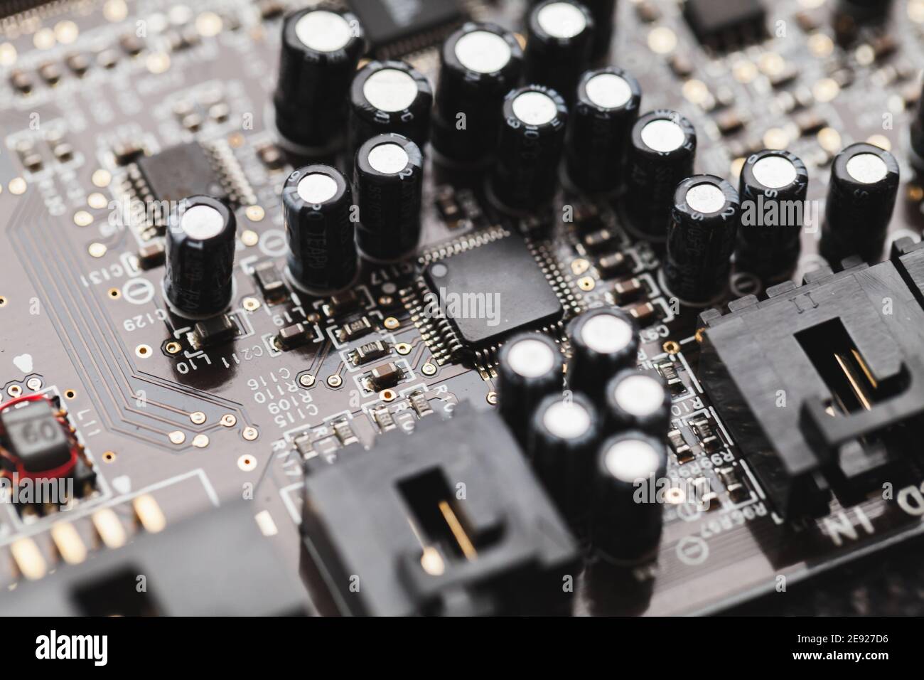 Leiterplatte Makrofragment mit Chip und Kondensatoren Stockfoto