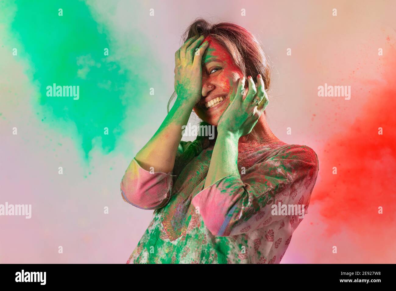 Frau feiert Festival der Farben mit Gulal auf ihrem Gesicht Stockfoto