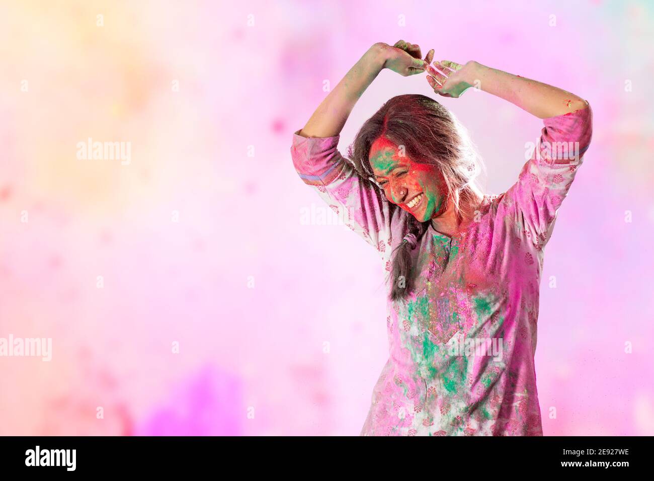 Frau, die gerne mit Farben auf Holi tanzt Stockfoto