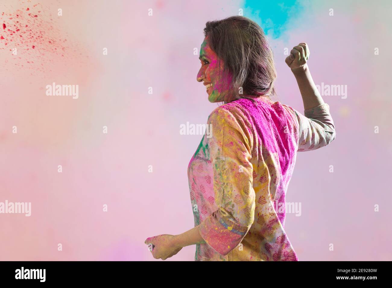 Frau wirft Farben bei der Gelegenheit auf Holi Stockfoto