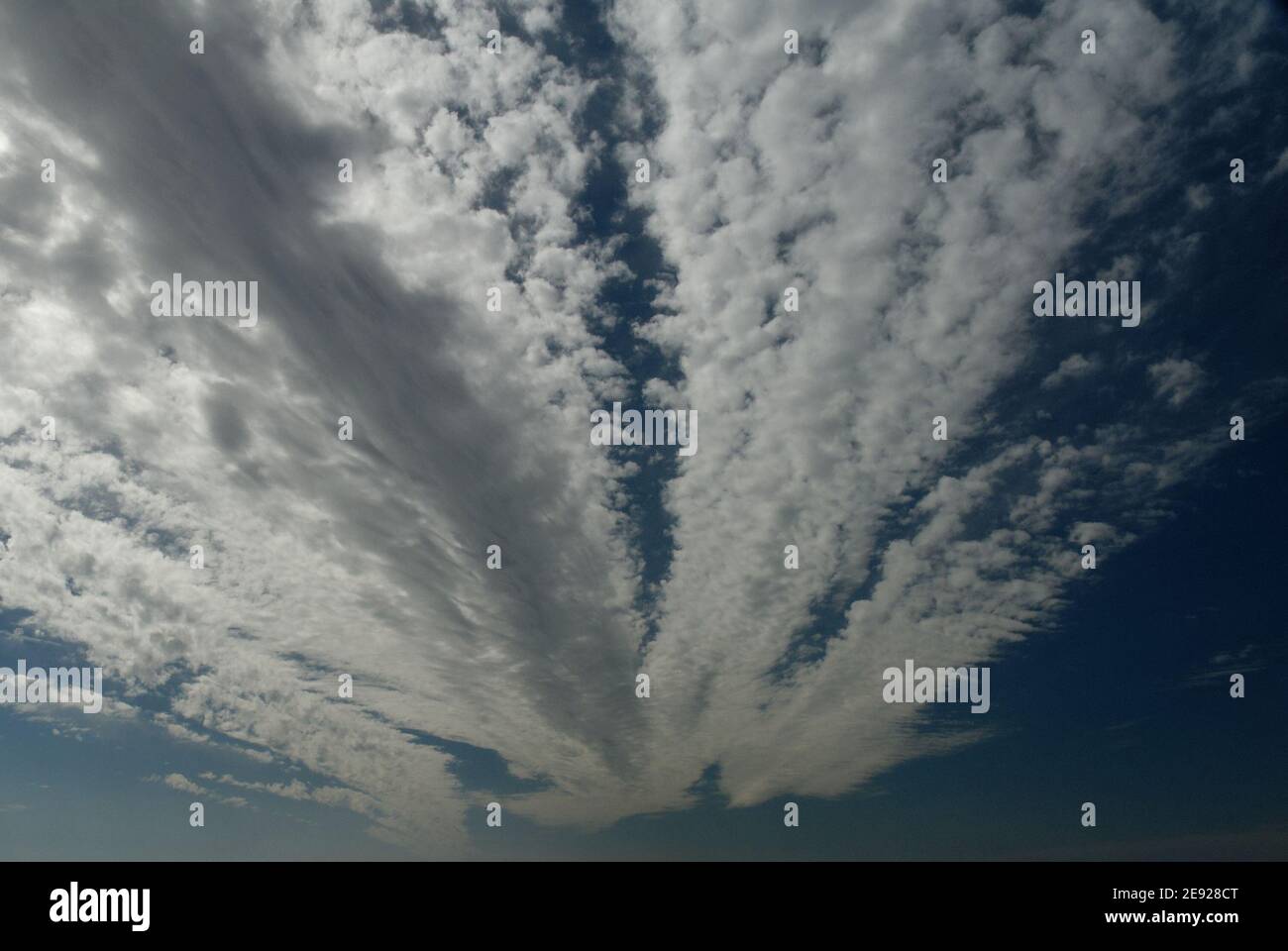 Dramatische White Cloud Streaming Hintergründe. Dies sind schöne Hintergrundbilder mit einzigartigen Wolkenformationen. Da es sich um Cloud-Streams handelt, unterscheiden sie sich. Stockfoto
