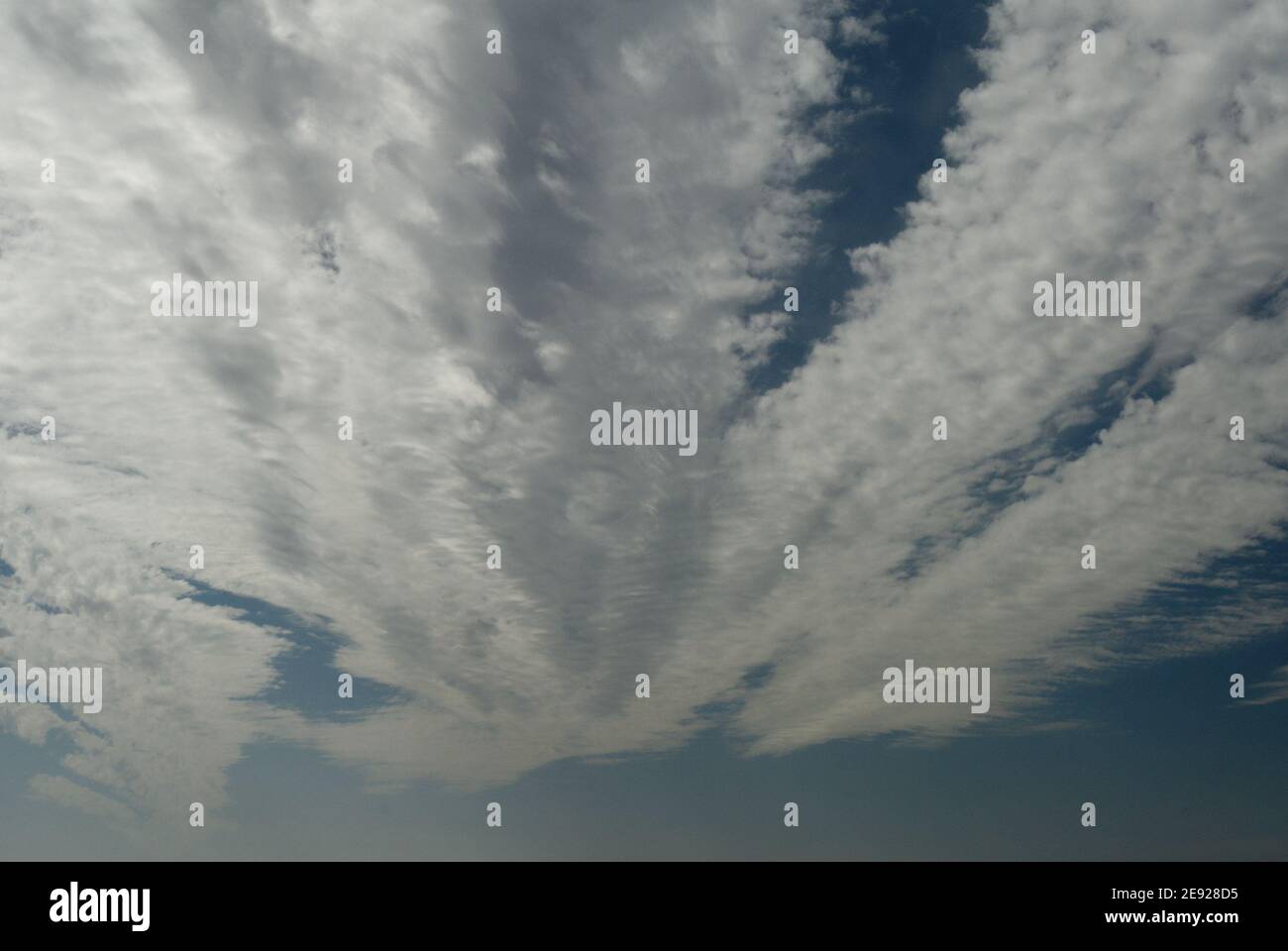 Dramatische White Cloud Streaming Hintergründe. Dies sind schöne Hintergrundbilder mit einzigartigen Wolkenformationen. Da es sich um Cloud-Streams handelt, unterscheiden sie sich. Stockfoto