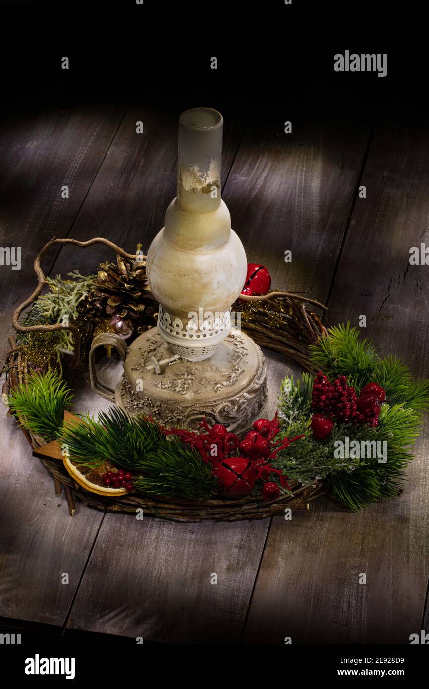 Alte handgemachte Lampe und weihnachtsgirlande auf einem alten Holz Hintergrund Stockfoto