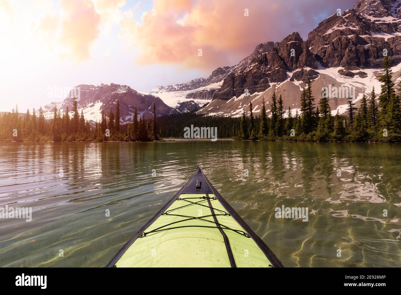 Kajakfahren in einem Gletschersee an einem lebhaften sonnigen Sommermorgen. Stockfoto