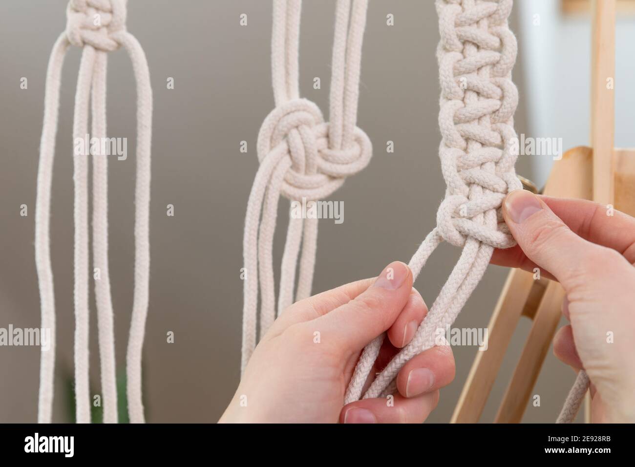 Verschiedene macrame Knoten. Frau, die zu Hause Makrame macht. Bleiben Sie zu Hause Hobbys. Stockfoto