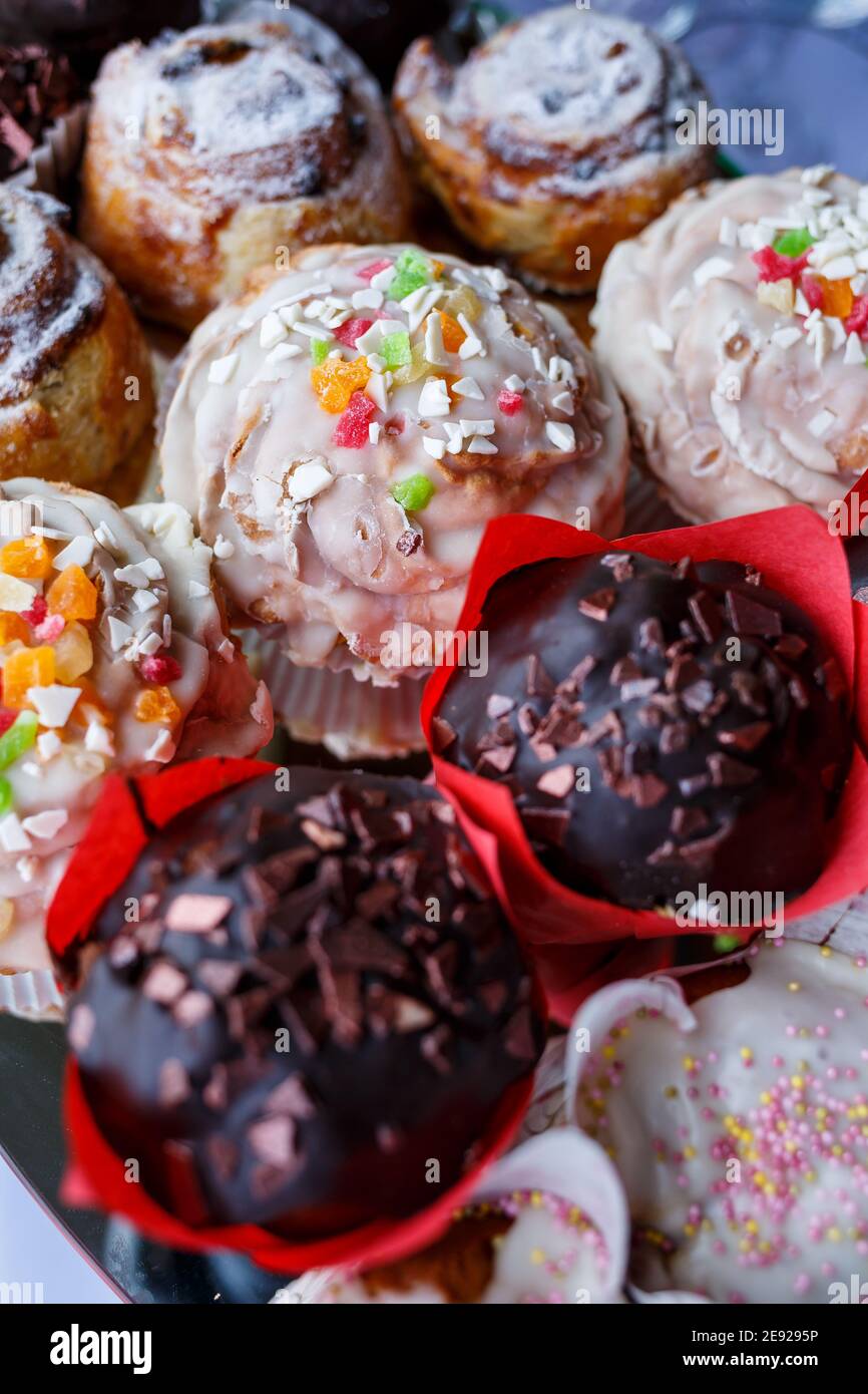 Süße Cupcakes und Kuchen für eine Kinderparty. Süßwaren. Stockfoto