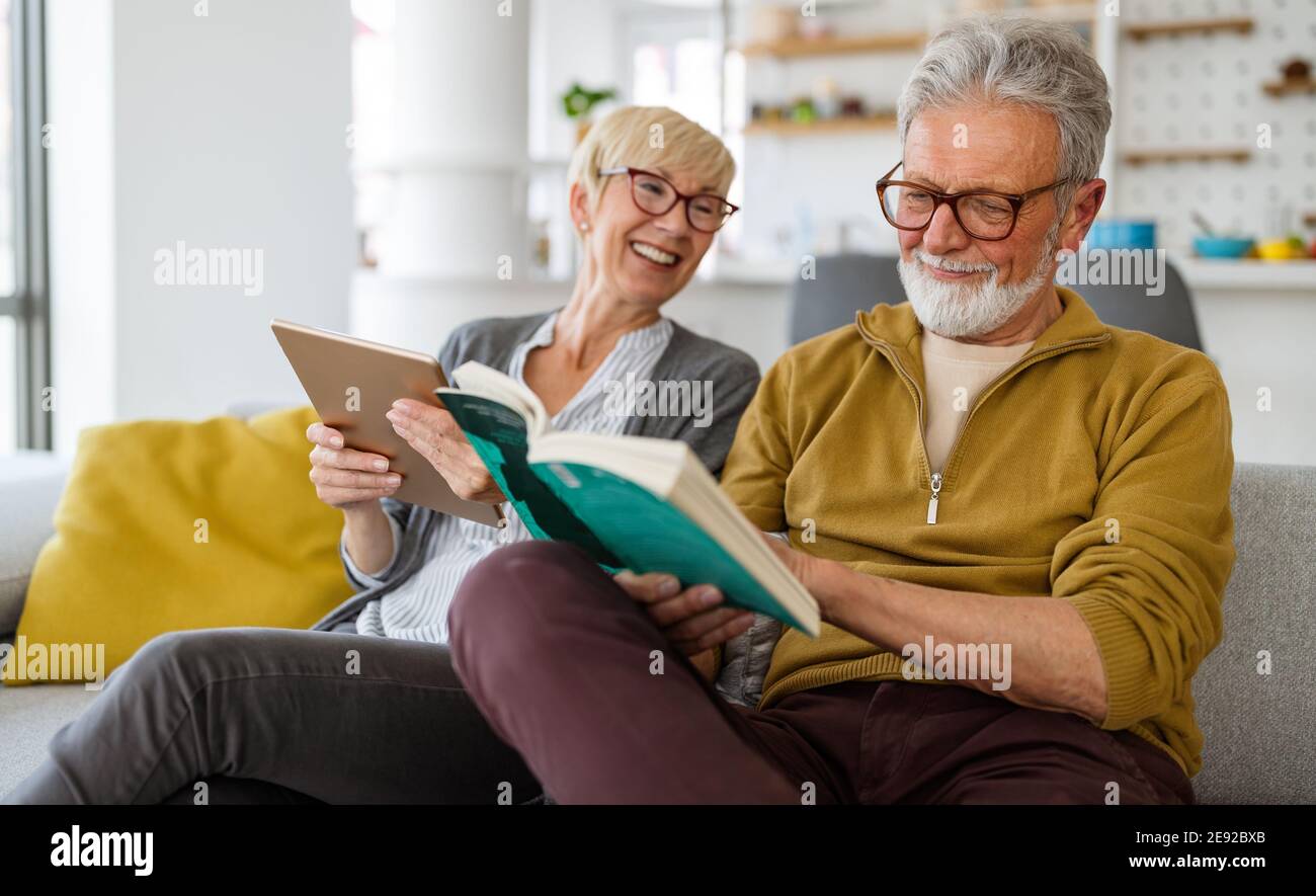 Fröhliches Seniorenpaar genießen das Leben im Ruhestand zu Hause Stockfoto