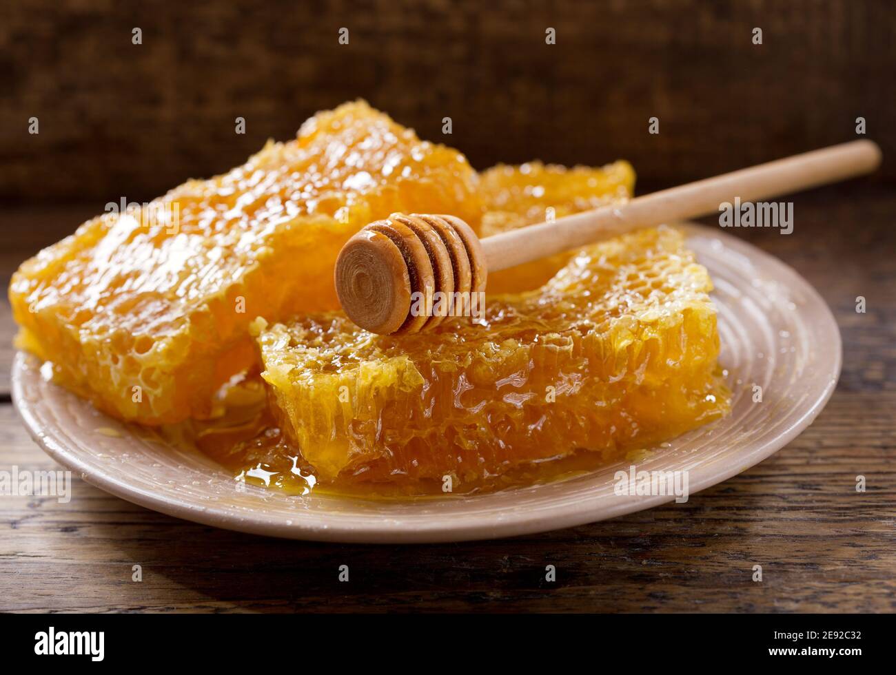 Platte der Waben auf Holztisch Stockfoto