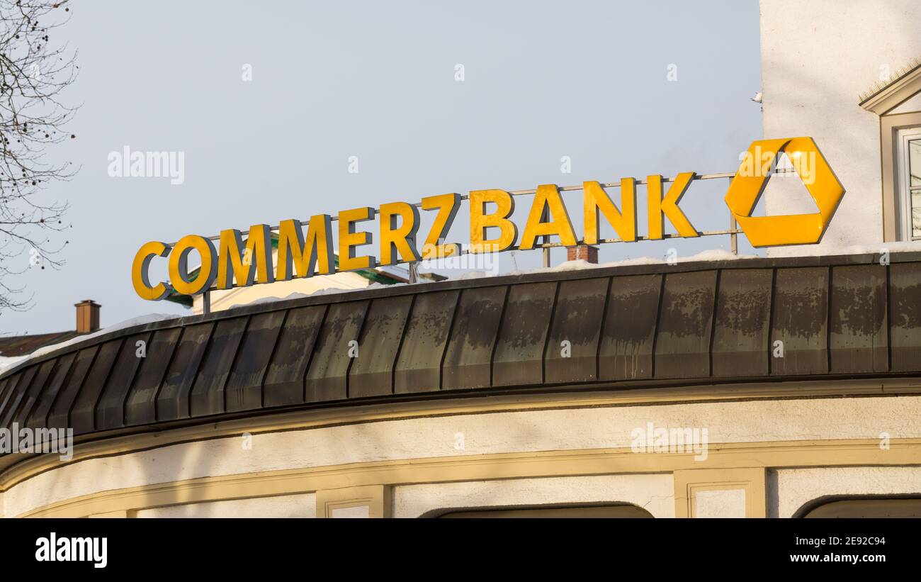 Starnberg, Deutschland - 19. Jan 2021: Commerzbank-Schriftzug und Logo auf der Starnberger Filiale. Typisches Zeichen der deutschen Bank. Stockfoto