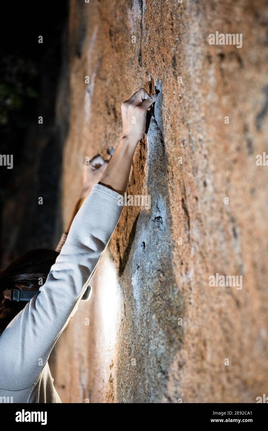 Nahaufnahme der Hände einer Klettererin Stockfoto