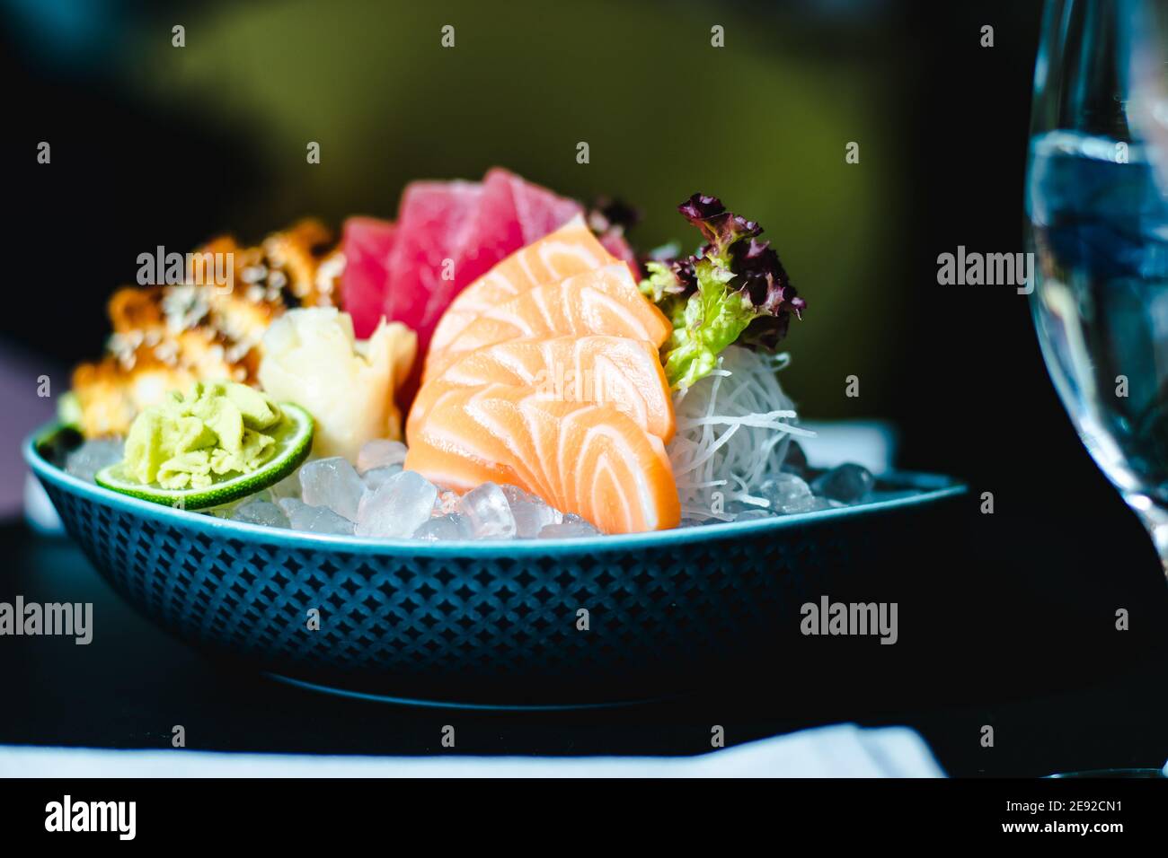 Verschiedene Arten von (ebi, Sake, unagi, maguro) Sashimi auf Eis in einer  Schüssel in einem Restaurant Stockfotografie - Alamy