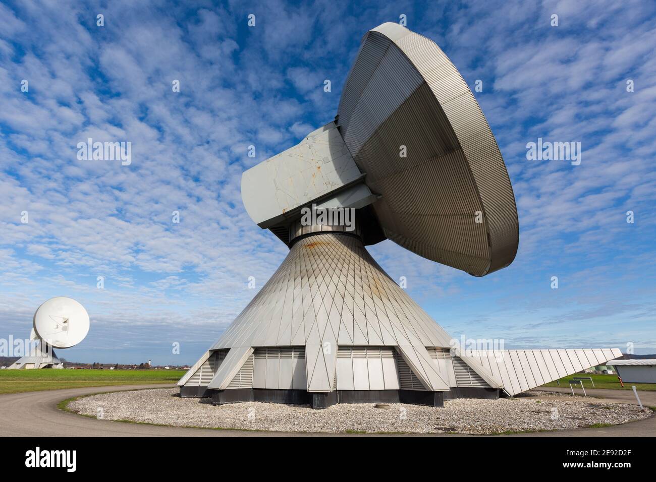 Raisting, Deutschland - 13. Nov 2020: Seitenansicht auf einer Satellitenschüssel. Symbol für Raumkommunikation. Stockfoto