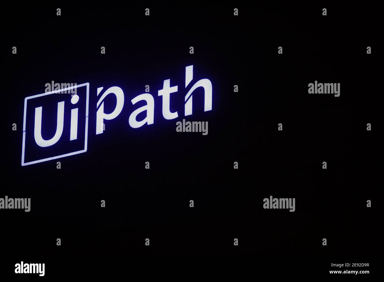Bukarest, Rumänien - 29. Januar 2021: UiPath Neon-Schild-Logo auf ihrem Hauptsitz in Bukarest, ar Night. Stockfoto