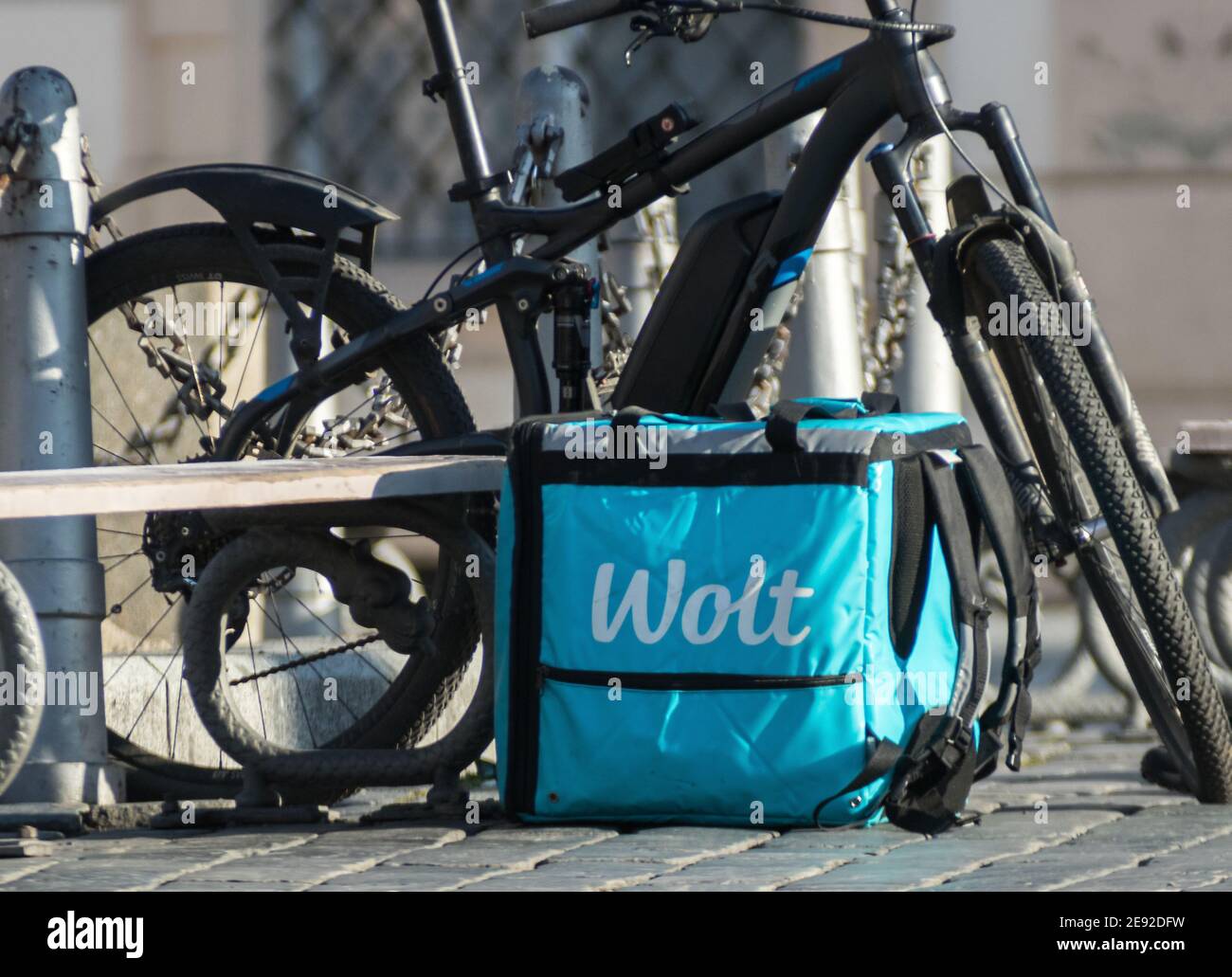 Wolt, Food Delivery Service. Nahaufnahme des Wolt-Lieferpakets am Altstädter Ring am 1st. Februar 2020 in Prag, Tschechien. Stockfoto