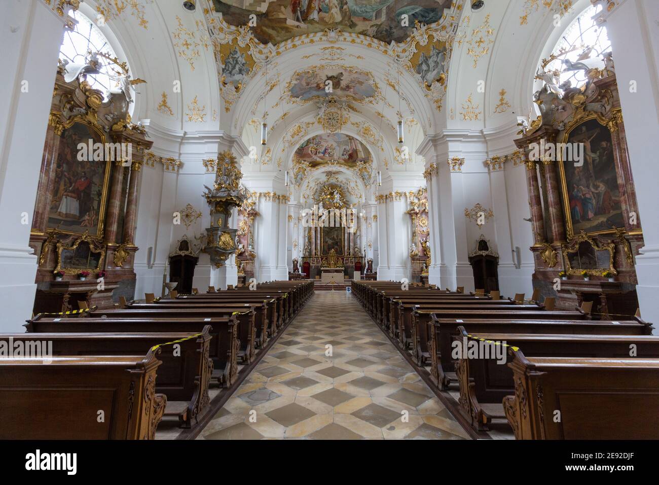 Schäftlarn, Deutschland - 17. Nov 2020: Blick entlang des Hauptschiffs der Kirche des Klosters Schäftlarn zum Altar. Innenraum einer bayerischen Kirche. Stockfoto