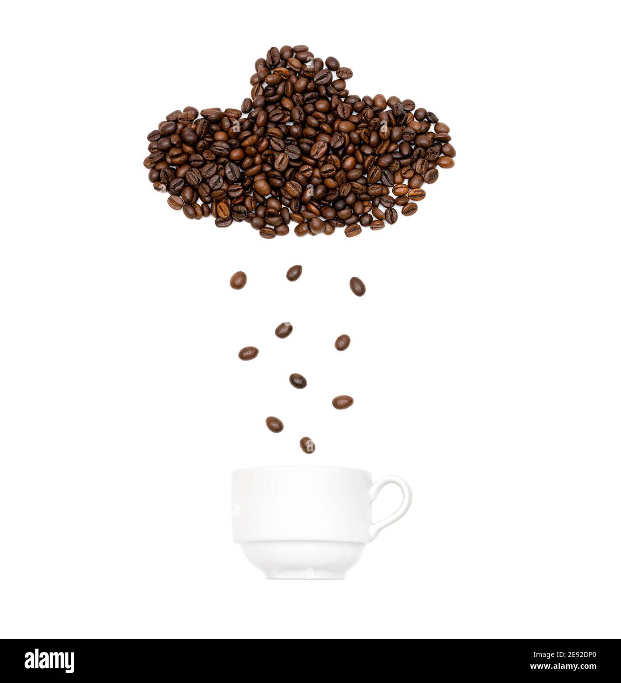 Kaffeebohnen in Form einer regnerischen Wolke angeordnet Über einer weißen Tasse Stockfoto