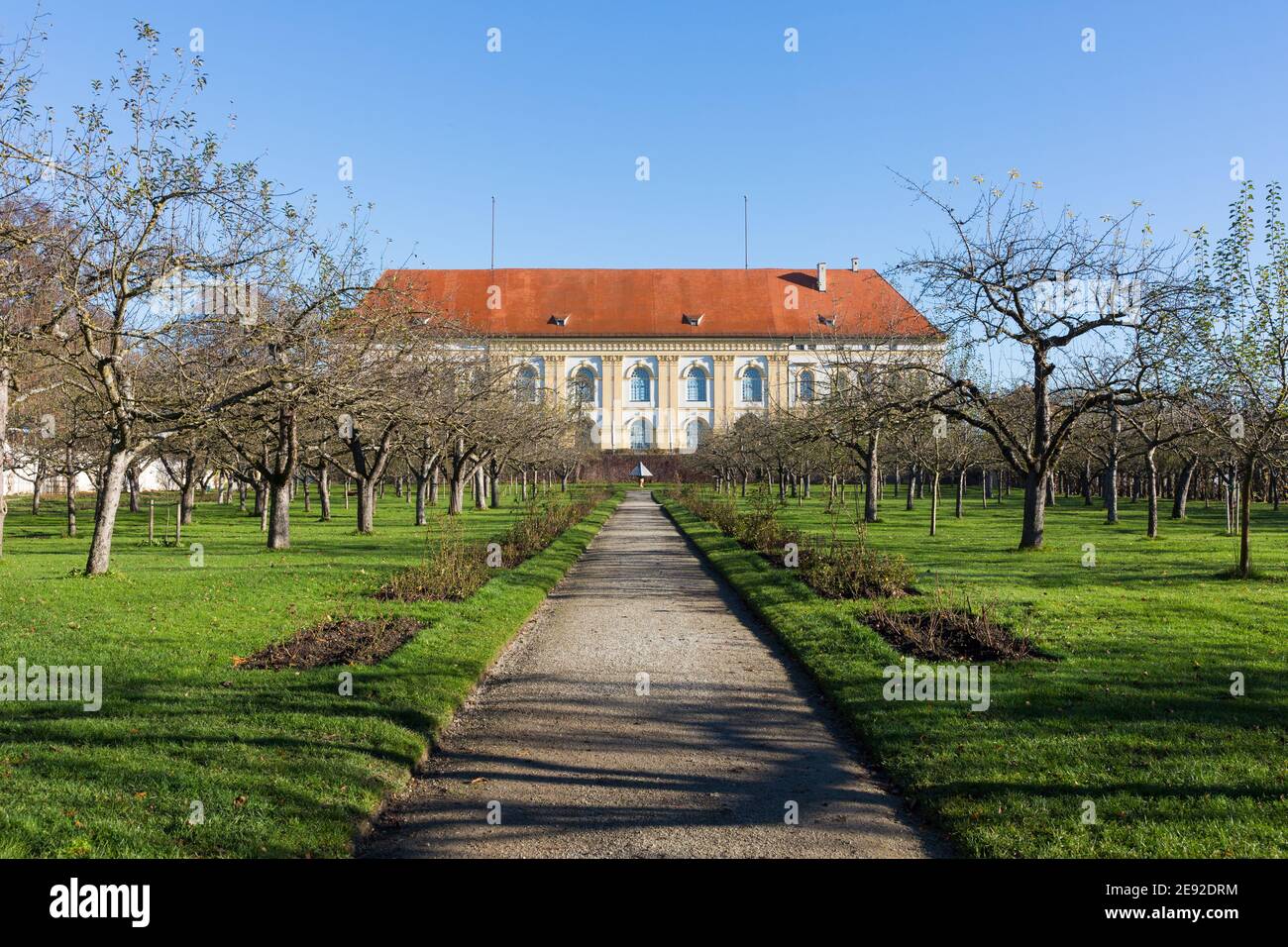 Dachau, Deutschland - 18. Nov 2020: Blick auf einen Weg des Hofgartens Richtung Schloss Dachau. Stockfoto