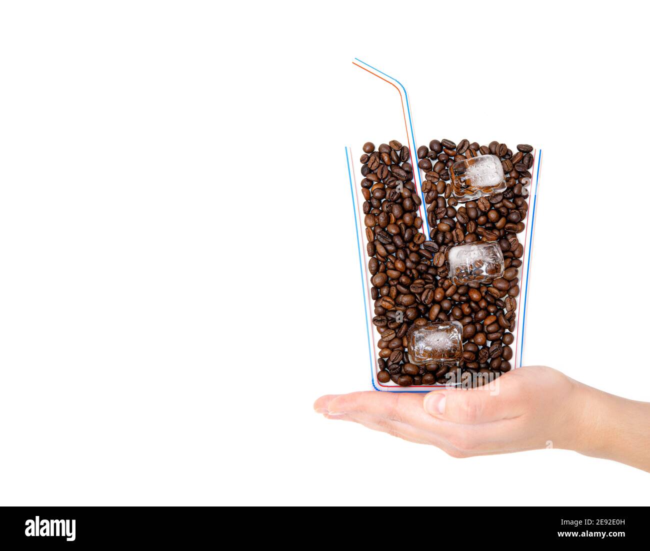 Glas Eiskaffee aus Kaffeebohnen, Trinkhalmen und Eiswürfeln isoliert auf Weiß. Kreative flache Lay-Komposition. Stockfoto